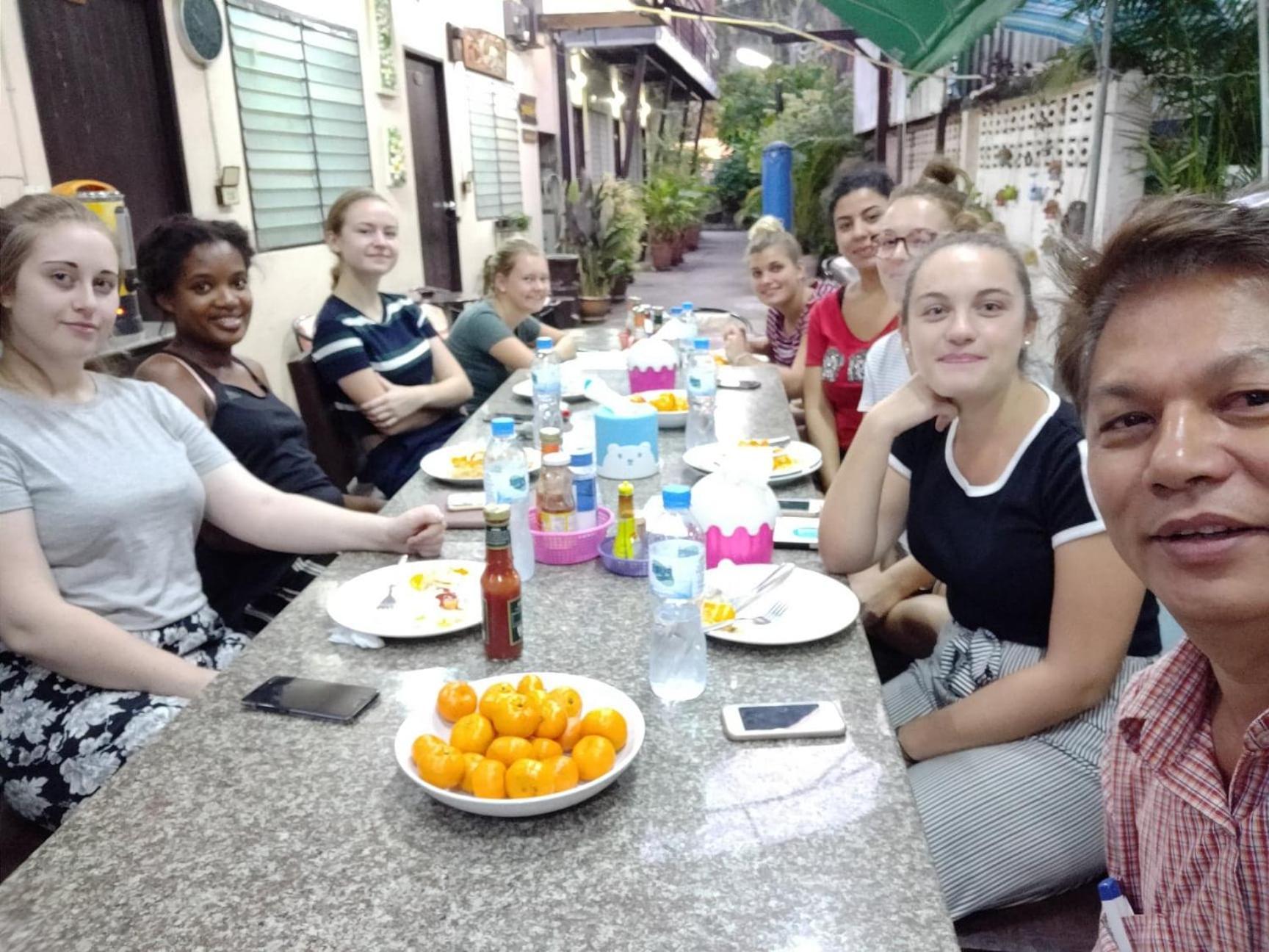 Manu V House Hotell Phra Nakhon Si Ayutthaya Exteriör bild